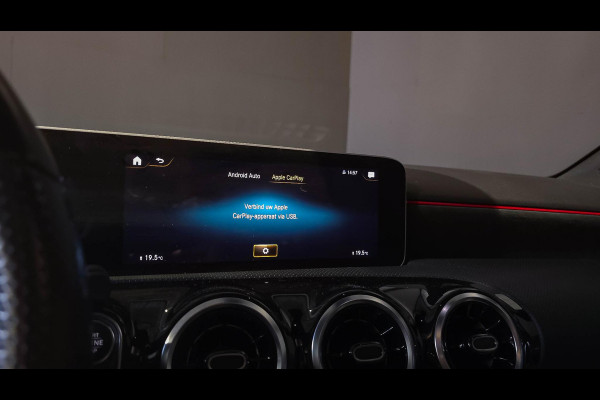Mercedes-Benz A-Klasse 180 AMG Line | Panorama | Camera | Carplay