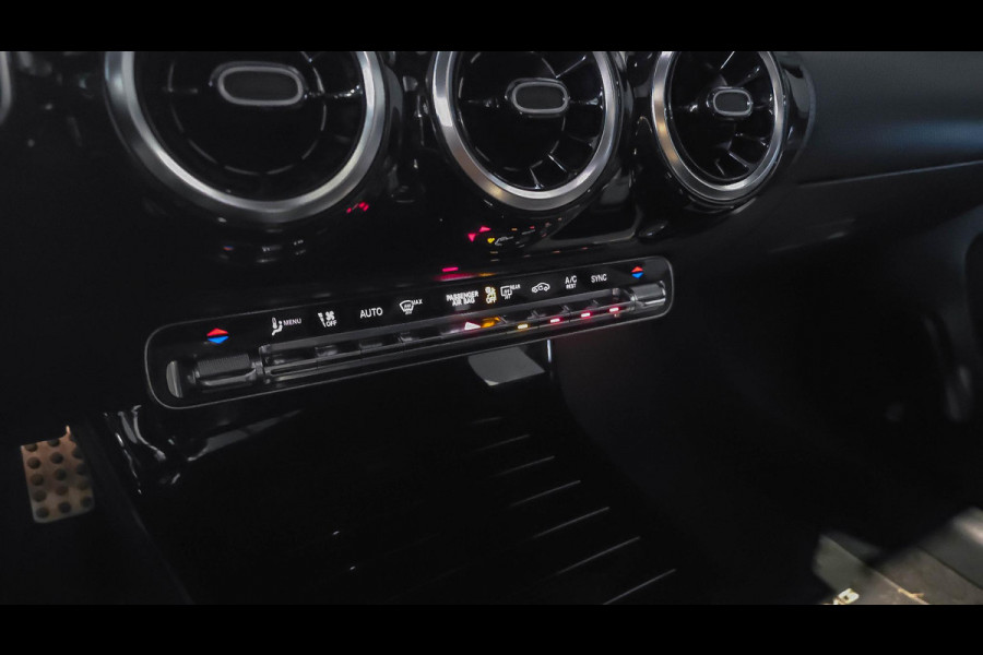 Mercedes-Benz A-Klasse 180 AMG Line | Panorama | Camera | Carplay