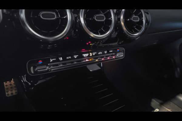 Mercedes-Benz A-Klasse 180 AMG Line | Panorama | Camera | Carplay