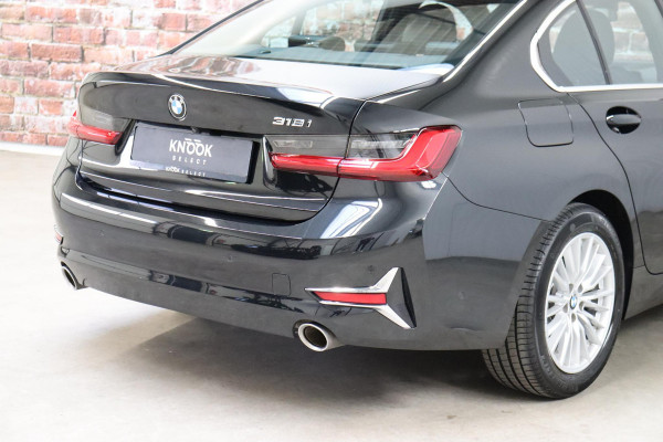 BMW 3 Serie Sedan 318i High Executive Luxury Line Automaat / Live Cockpit Professional / Sportstoelen / Hifi / Leder / Neerklapbare Achterbank / Stoelverwarming / Climate Control / 17 Inch / Sfeerverlichting / LED Chrome Line