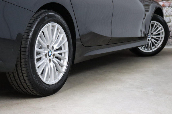 BMW 3 Serie Sedan 318i High Executive Luxury Line Automaat / Live Cockpit Professional / Sportstoelen / Hifi / Leder / Neerklapbare Achterbank / Stoelverwarming / Climate Control / 17 Inch / Sfeerverlichting / LED Chrome Line