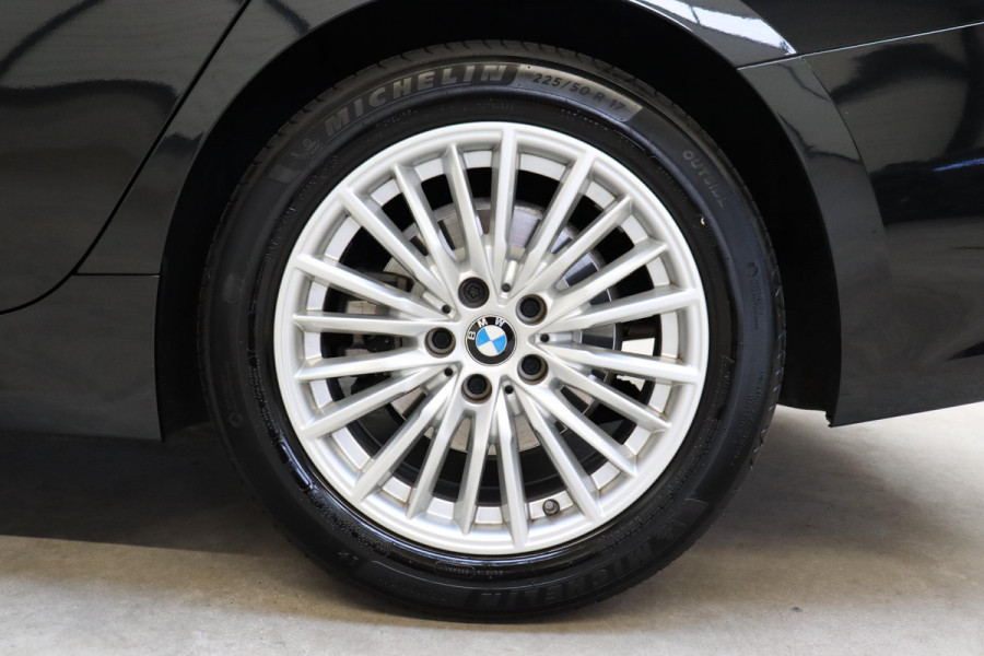 BMW 3 Serie Sedan 318i High Executive Luxury Line Automaat / Live Cockpit Professional / Sportstoelen / Hifi / Leder / Neerklapbare Achterbank / Stoelverwarming / Climate Control / 17 Inch / Sfeerverlichting / LED Chrome Line