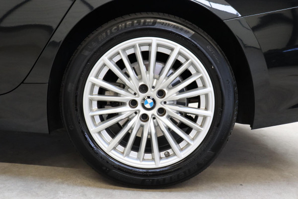 BMW 3 Serie Sedan 318i High Executive Luxury Line Automaat / Live Cockpit Professional / Sportstoelen / Hifi / Leder / Neerklapbare Achterbank / Stoelverwarming / Climate Control / 17 Inch / Sfeerverlichting / LED Chrome Line