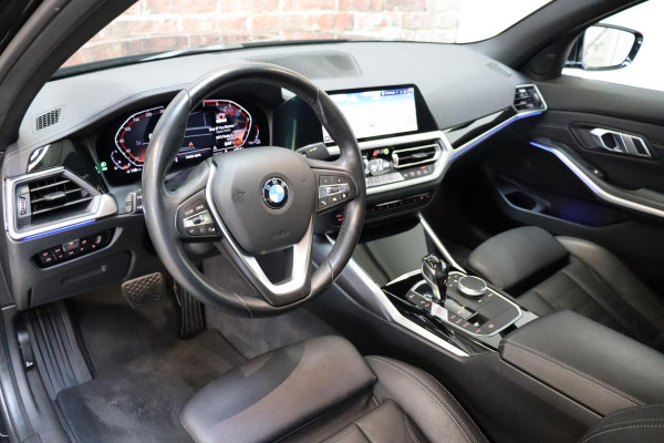 BMW 3 Serie Sedan 318i High Executive Luxury Line Automaat / Live Cockpit Professional / Sportstoelen / Hifi / Leder / Neerklapbare Achterbank / Stoelverwarming / Climate Control / 17 Inch / Sfeerverlichting / LED Chrome Line