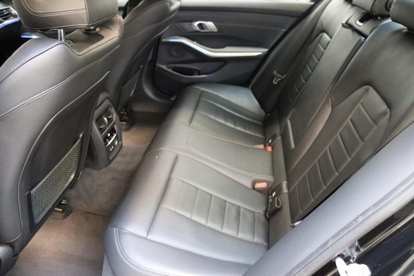 BMW 3 Serie Sedan 318i High Executive Luxury Line Automaat / Live Cockpit Professional / Sportstoelen / Hifi / Leder / Neerklapbare Achterbank / Stoelverwarming / Climate Control / 17 Inch / Sfeerverlichting / LED Chrome Line