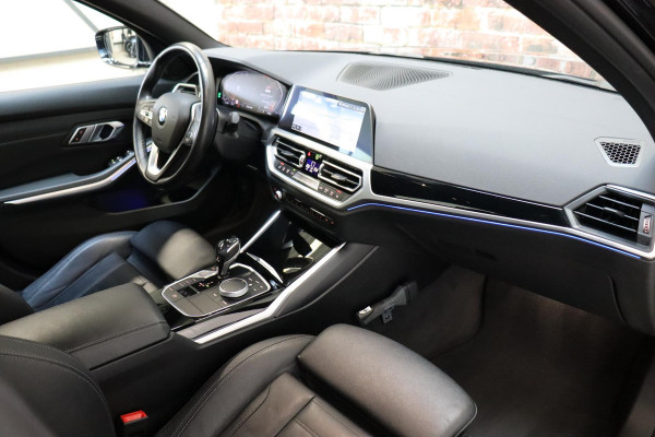 BMW 3 Serie Sedan 318i High Executive Luxury Line Automaat / Live Cockpit Professional / Sportstoelen / Hifi / Leder / Neerklapbare Achterbank / Stoelverwarming / Climate Control / 17 Inch / Sfeerverlichting / LED Chrome Line