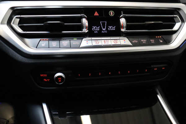BMW 3 Serie Sedan 318i High Executive Luxury Line Automaat / Live Cockpit Professional / Sportstoelen / Hifi / Leder / Neerklapbare Achterbank / Stoelverwarming / Climate Control / 17 Inch / Sfeerverlichting / LED Chrome Line