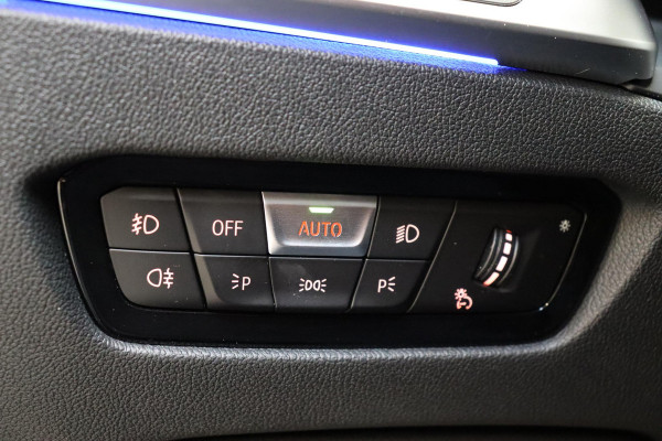BMW 3 Serie Sedan 318i High Executive Luxury Line Automaat / Live Cockpit Professional / Sportstoelen / Hifi / Leder / Neerklapbare Achterbank / Stoelverwarming / Climate Control / 17 Inch / Sfeerverlichting / LED Chrome Line