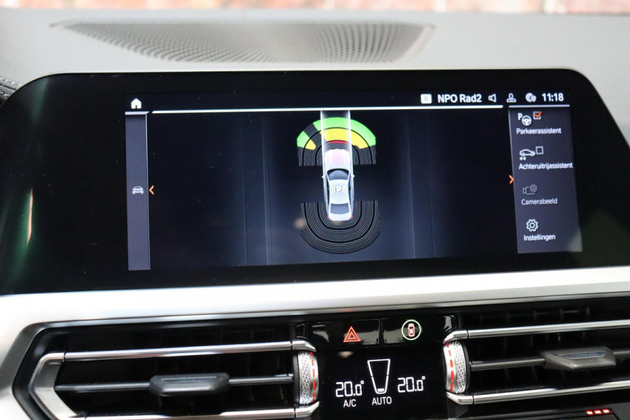 BMW 3 Serie Sedan 318i High Executive Luxury Line Automaat / Live Cockpit Professional / Sportstoelen / Hifi / Leder / Neerklapbare Achterbank / Stoelverwarming / Climate Control / 17 Inch / Sfeerverlichting / LED Chrome Line