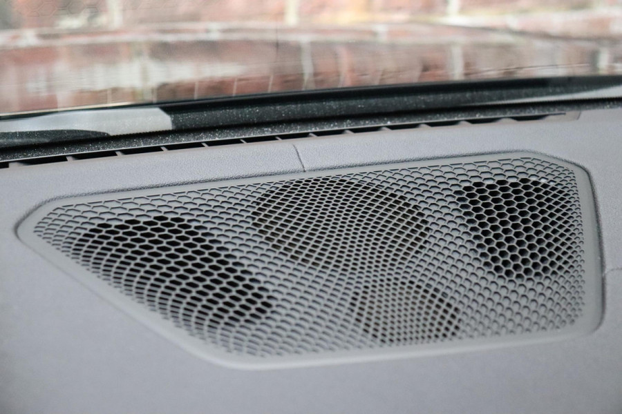 BMW 3 Serie Sedan 318i High Executive Luxury Line Automaat / Live Cockpit Professional / Sportstoelen / Hifi / Leder / Neerklapbare Achterbank / Stoelverwarming / Climate Control / 17 Inch / Sfeerverlichting / LED Chrome Line