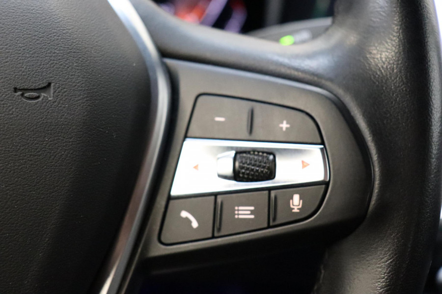 BMW 3 Serie Sedan 318i High Executive Luxury Line Automaat / Live Cockpit Professional / Sportstoelen / Hifi / Leder / Neerklapbare Achterbank / Stoelverwarming / Climate Control / 17 Inch / Sfeerverlichting / LED Chrome Line