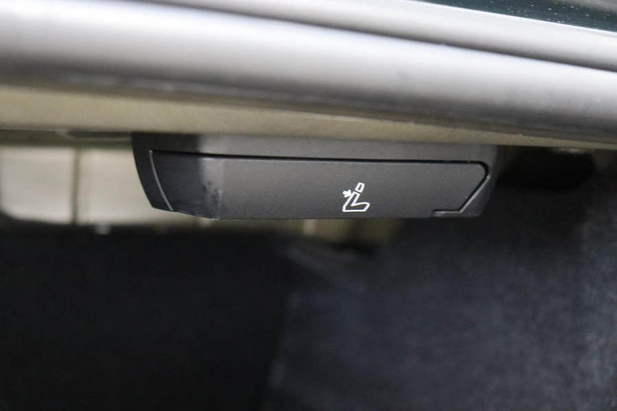 BMW 3 Serie Sedan 318i High Executive Luxury Line Automaat / Live Cockpit Professional / Sportstoelen / Hifi / Leder / Neerklapbare Achterbank / Stoelverwarming / Climate Control / 17 Inch / Sfeerverlichting / LED Chrome Line