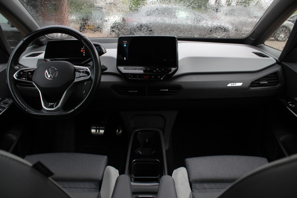 Volkswagen ID.3 First Max 58 kWh 60.871 km! / Full option! / SoH 95% / Trekhaak / Panoramadak / Camera / Head-up / Keyless / 20'' / ACC / Dodehoek / Elektr. stoelen / Massage / Navigatie / Stuurverwarming