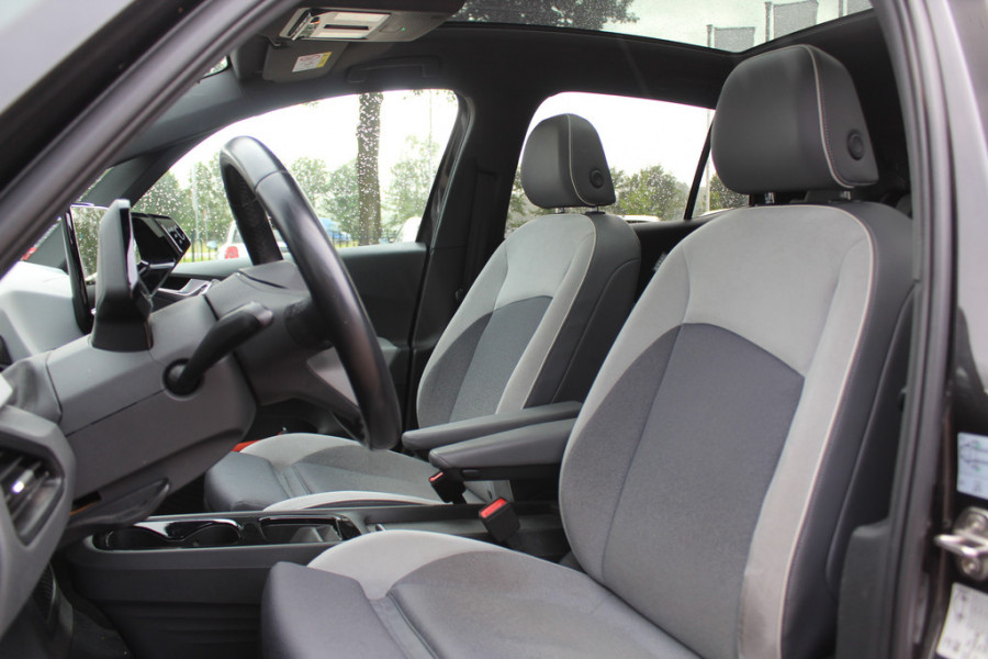 Volkswagen ID.3 First Max 58 kWh 60.871 km! / Full option! / SoH 95% / Trekhaak / Panoramadak / Camera / Head-up / Keyless / 20'' / ACC / Dodehoek / Elektr. stoelen / Massage / Navigatie / Stuurverwarming