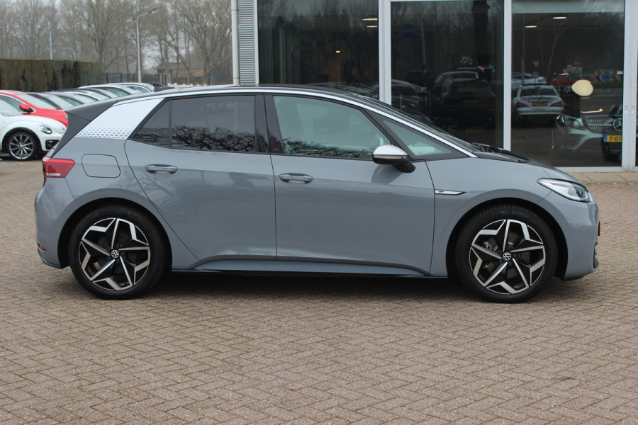 Volkswagen ID.3 First Max 58 kWh 60.871 km! / Full option! / SoH 95% / Trekhaak / Panoramadak / Camera / Head-up / Keyless / 20'' / ACC / Dodehoek / Elektr. stoelen / Massage / Navigatie / Stuurverwarming