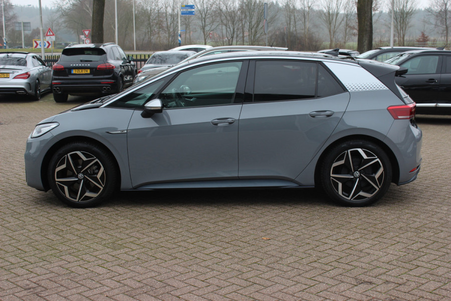 Volkswagen ID.3 First Max 58 kWh 60.871 km! / Full option! / SoH 95% / Trekhaak / Panoramadak / Camera / Head-up / Keyless / 20'' / ACC / Dodehoek / Elektr. stoelen / Massage / Navigatie / Stuurverwarming