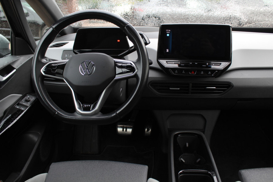 Volkswagen ID.3 First Max 58 kWh 60.871 km! / Full option! / SoH 95% / Trekhaak / Panoramadak / Camera / Head-up / Keyless / 20'' / ACC / Dodehoek / Elektr. stoelen / Massage / Navigatie / Stuurverwarming