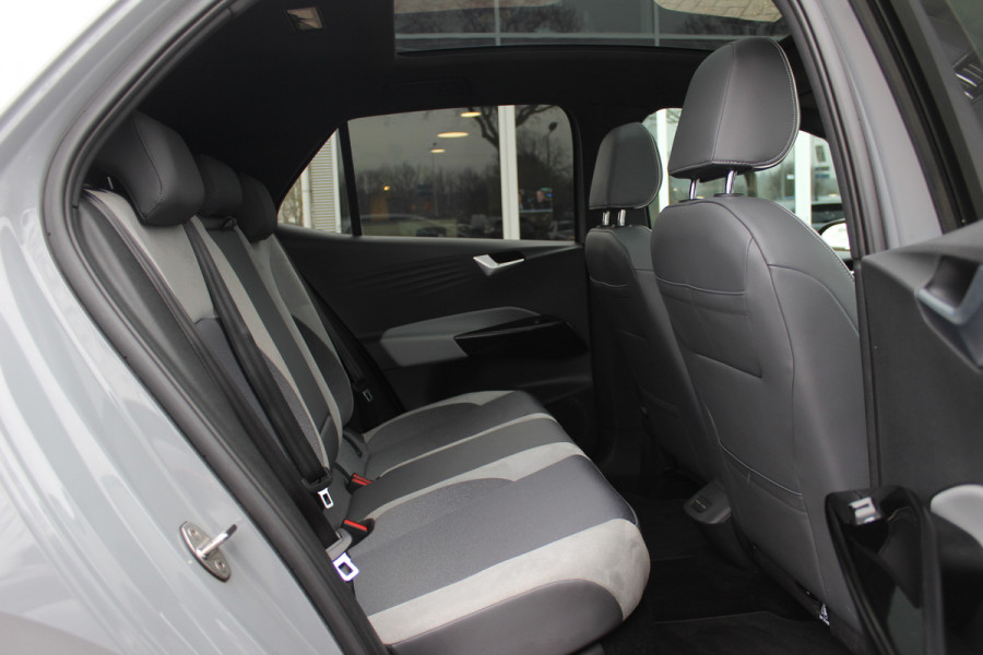 Volkswagen ID.3 First Max 58 kWh 60.871 km! / Full option! / SoH 95% / Trekhaak / Panoramadak / Camera / Head-up / Keyless / 20'' / ACC / Dodehoek / Elektr. stoelen / Massage / Navigatie / Stuurverwarming