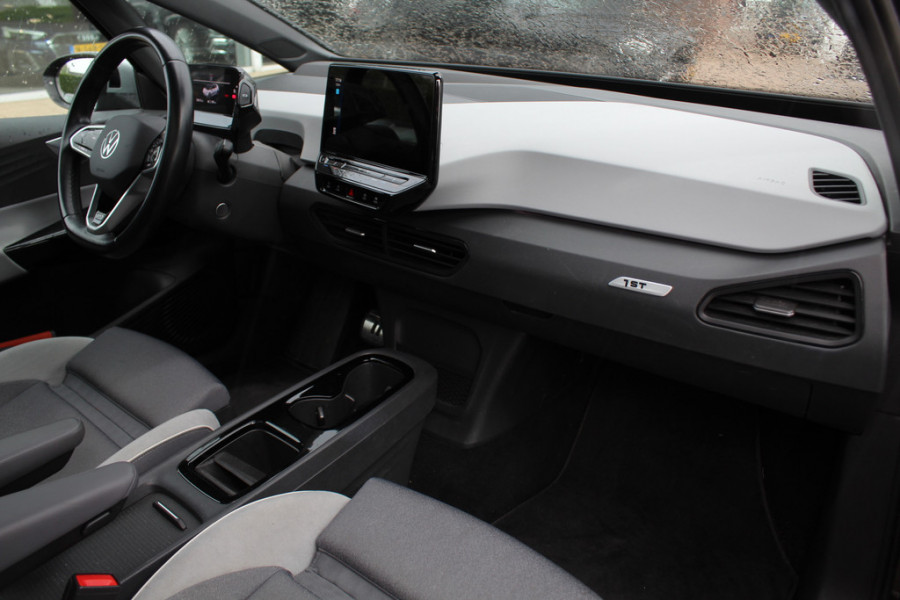 Volkswagen ID.3 First Max 58 kWh 60.871 km! / Full option! / SoH 95% / Trekhaak / Panoramadak / Camera / Head-up / Keyless / 20'' / ACC / Dodehoek / Elektr. stoelen / Massage / Navigatie / Stuurverwarming