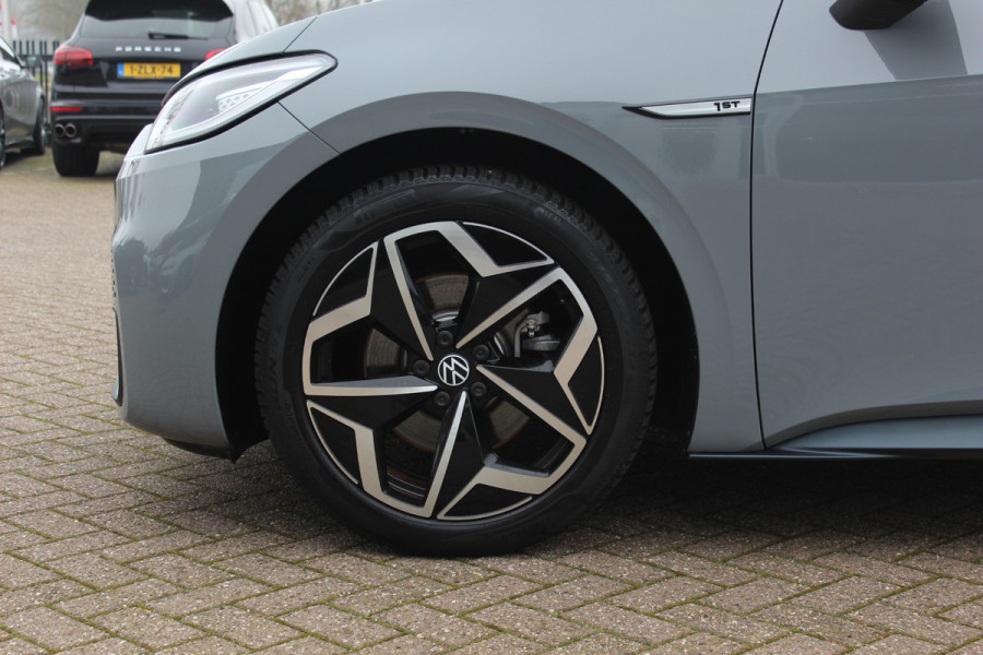 Volkswagen ID.3 First Max 58 kWh 60.871 km! / Full option! / SoH 95% / Trekhaak / Panoramadak / Camera / Head-up / Keyless / 20'' / ACC / Dodehoek / Elektr. stoelen / Massage / Navigatie / Stuurverwarming