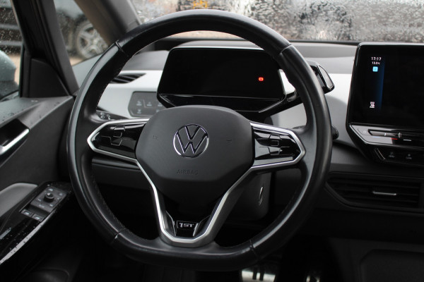 Volkswagen ID.3 First Max 58 kWh 60.871 km! / Full option! / SoH 95% / Trekhaak / Panoramadak / Camera / Head-up / Keyless / 20'' / ACC / Dodehoek / Elektr. stoelen / Massage / Navigatie / Stuurverwarming
