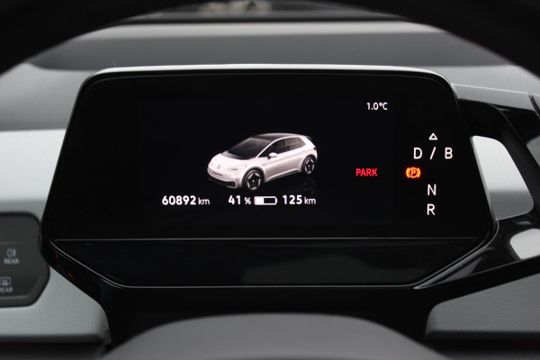 Volkswagen ID.3 First Max 58 kWh 60.871 km! / Full option! / SoH 95% / Trekhaak / Panoramadak / Camera / Head-up / Keyless / 20'' / ACC / Dodehoek / Elektr. stoelen / Massage / Navigatie / Stuurverwarming
