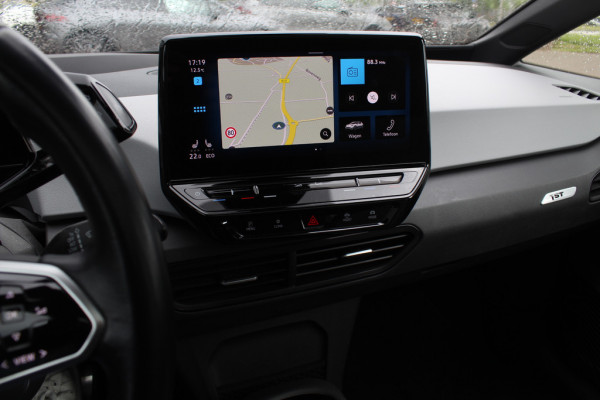 Volkswagen ID.3 First Max 58 kWh 60.871 km! / Full option! / SoH 95% / Trekhaak / Panoramadak / Camera / Head-up / Keyless / 20'' / ACC / Dodehoek / Elektr. stoelen / Massage / Navigatie / Stuurverwarming