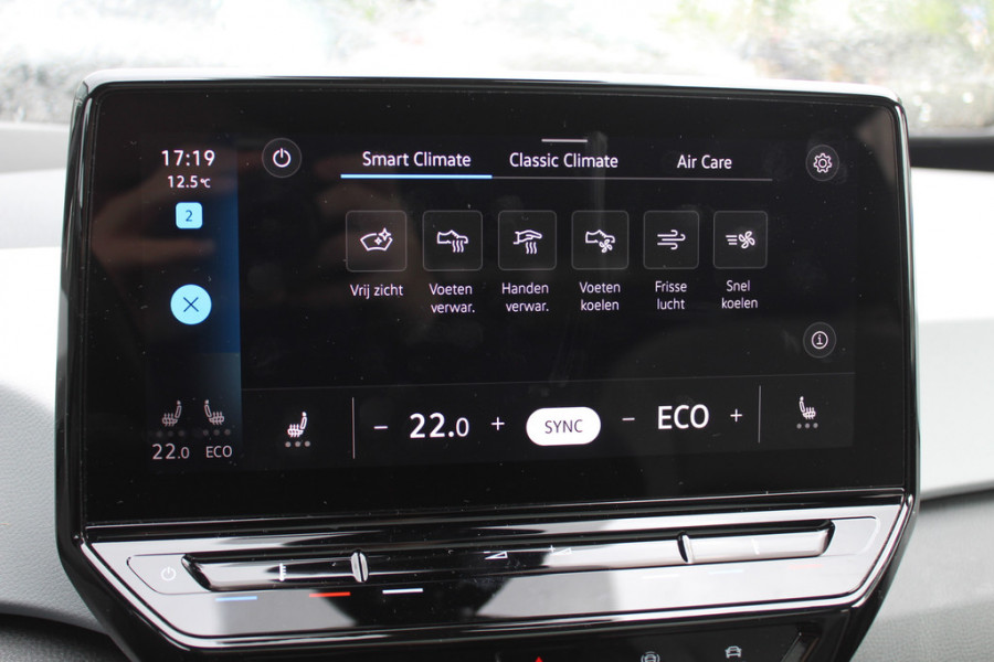 Volkswagen ID.3 First Max 58 kWh 60.871 km! / Full option! / SoH 95% / Trekhaak / Panoramadak / Camera / Head-up / Keyless / 20'' / ACC / Dodehoek / Elektr. stoelen / Massage / Navigatie / Stuurverwarming