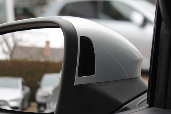 Volkswagen ID.3 First Max 58 kWh 60.871 km! / Full option! / SoH 95% / Trekhaak / Panoramadak / Camera / Head-up / Keyless / 20'' / ACC / Dodehoek / Elektr. stoelen / Massage / Navigatie / Stuurverwarming