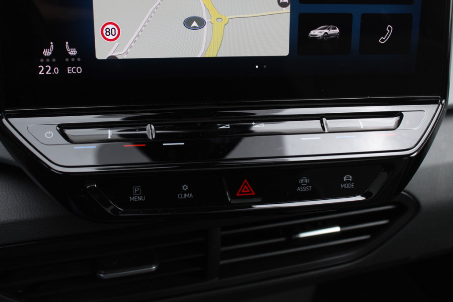 Volkswagen ID.3 First Max 58 kWh 60.871 km! / Full option! / SoH 95% / Trekhaak / Panoramadak / Camera / Head-up / Keyless / 20'' / ACC / Dodehoek / Elektr. stoelen / Massage / Navigatie / Stuurverwarming