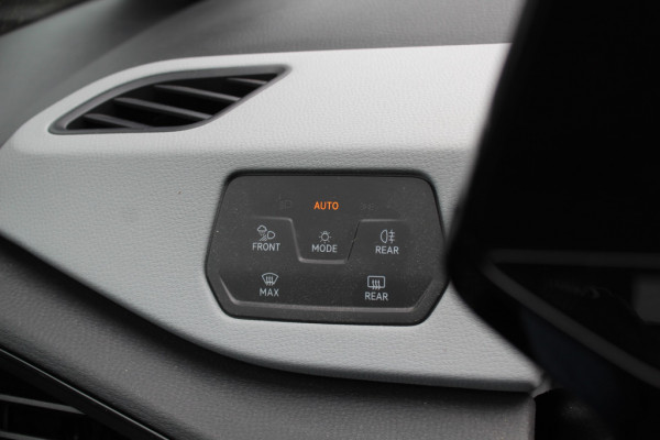 Volkswagen ID.3 First Max 58 kWh 60.871 km! / Full option! / SoH 95% / Trekhaak / Panoramadak / Camera / Head-up / Keyless / 20'' / ACC / Dodehoek / Elektr. stoelen / Massage / Navigatie / Stuurverwarming