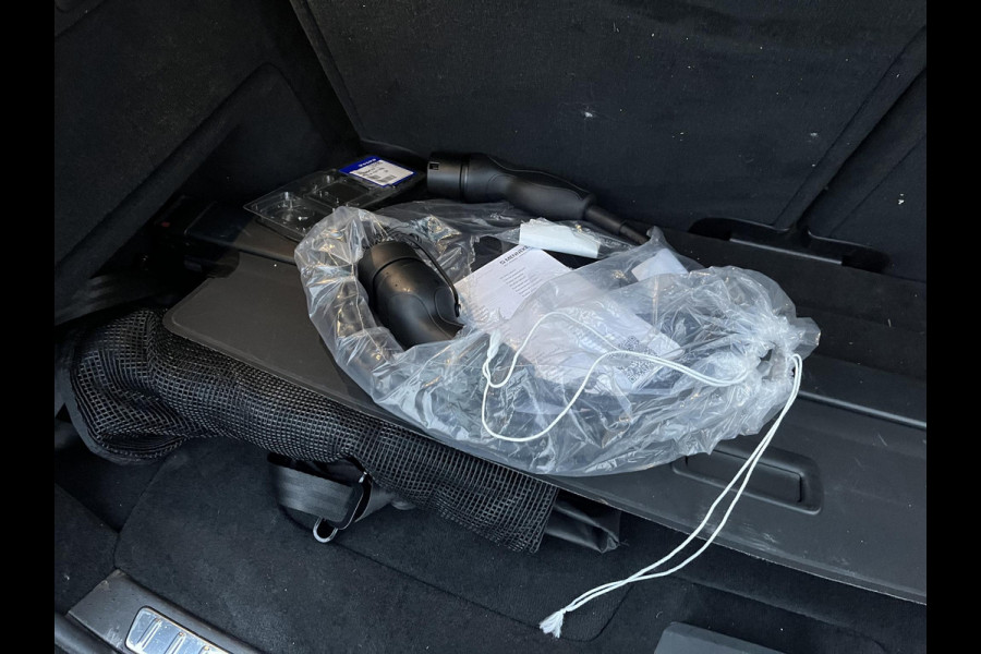 Volvo XC90 2.0 T8 Recharge AWD Ultra Dark 7-Persoons | Luchtvering | Vol Opties | Head-Up | Winterpakket | Harman & Kardon | Panoramadak | Memory Stoelen | Matrix-LED | 360 Camera | Rijklaar met Volledige Volvo Fabrieksgarantie