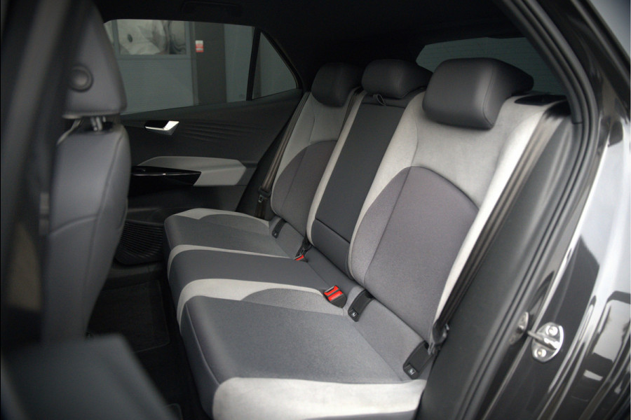 Volkswagen ID.3 First Plus 58 kWh | Stoelverwarming | Stuurverwarming | Camera | Adaptive Cruise Control | Navigatie | Keyless | Parkeersensoren | LED | Apple Carplay | BTW | NAP |