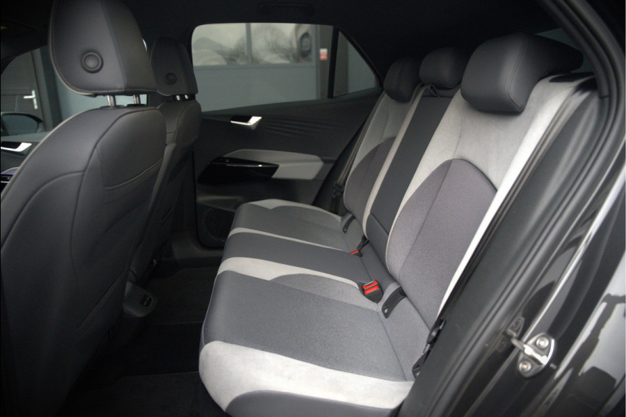Volkswagen ID.3 First Plus 58 kWh | Stoelverwarming | Stuurverwarming | Camera | Adaptive Cruise Control | Navigatie | Keyless | Parkeersensoren | LED | Apple Carplay | BTW | NAP |