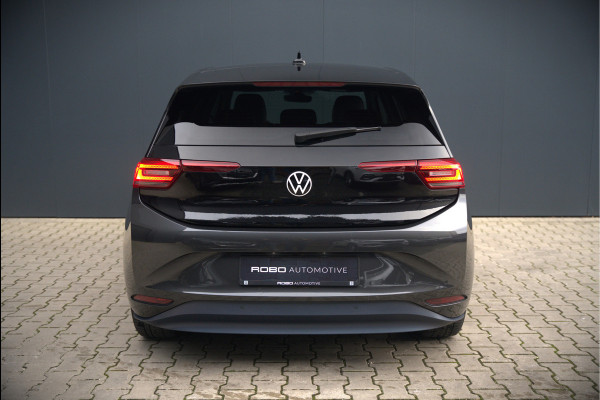 Volkswagen ID.3 First Plus 58 kWh | Stoelverwarming | Stuurverwarming | Camera | Adaptive Cruise Control | Navigatie | Keyless | Parkeersensoren | LED | Apple Carplay | NAP |