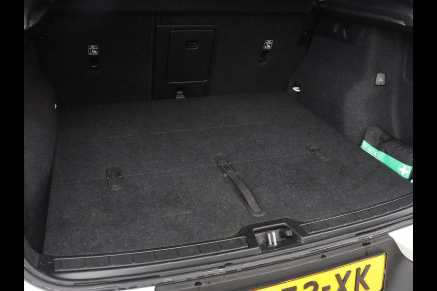 Volvo XC40 Recharge P8 AWD R Design | SOH 90% | Panoramadak | Trekhaak | Adaptive cruise | Harman/Kardon | Achterbankverwarming | 360 Camera | Carplay | Keyless