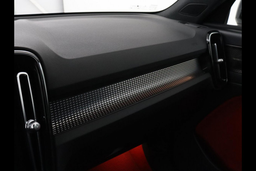 Volvo XC40 Recharge P8 AWD R Design | SOH 90% | Panoramadak | Trekhaak | Adaptive cruise | Harman/Kardon | Achterbankverwarming | 360 Camera | Carplay | Keyless