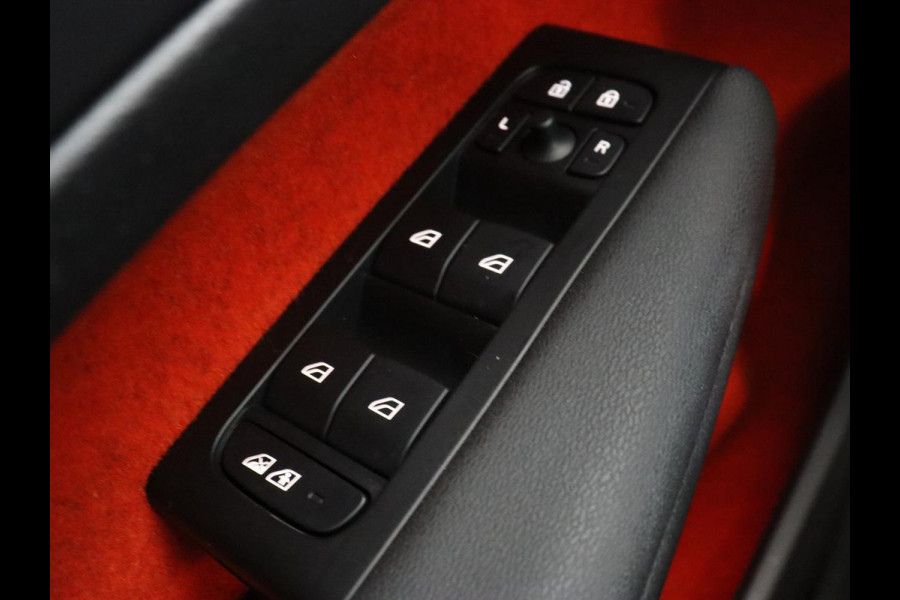 Volvo XC40 Recharge P8 AWD R Design | SOH 90% | Panoramadak | Trekhaak | Adaptive cruise | Harman/Kardon | Achterbankverwarming | 360 Camera | Carplay | Keyless