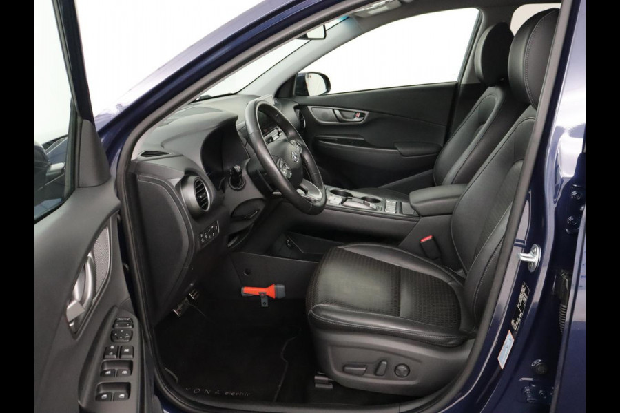 Hyundai Kona EV Premium 64 kWh | 3-Fase | SOH 100% | Leder | Stoelventilatie | Adaptive cruise | Camera | Carplay | Achterbankverwarming | Navigatie | Keyless