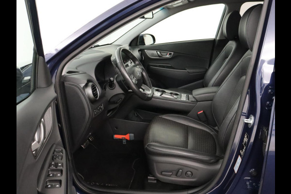 Hyundai Kona EV Premium 64 kWh | 3-Fase | SOH 100% | Leder | Stoelventilatie | Adaptive cruise | Camera | Carplay | Achterbankverwarming | Navigatie | Keyless