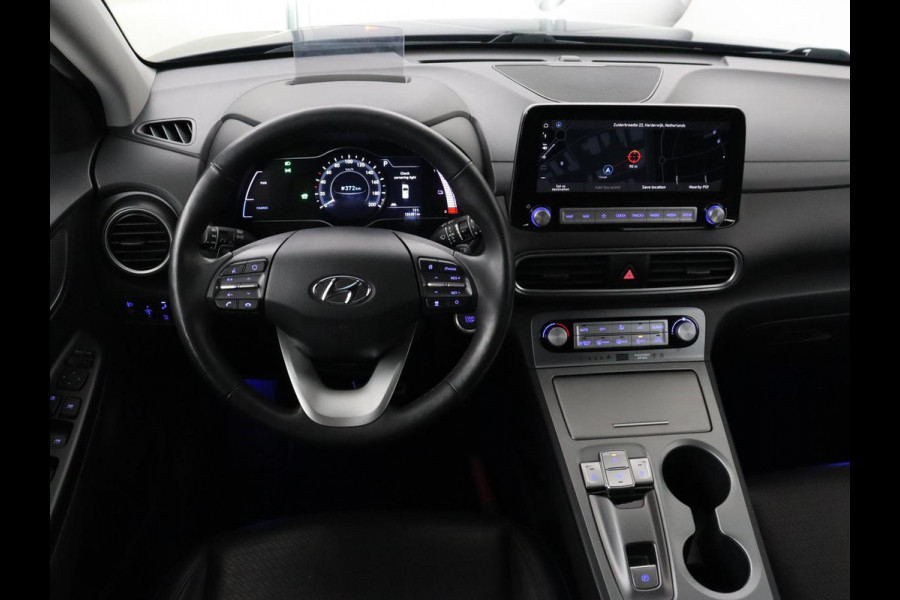 Hyundai Kona EV Premium 64 kWh | 3-Fase | SOH 100% | Leder | Stoelventilatie | Adaptive cruise | Camera | Carplay | Achterbankverwarming | Navigatie | Keyless