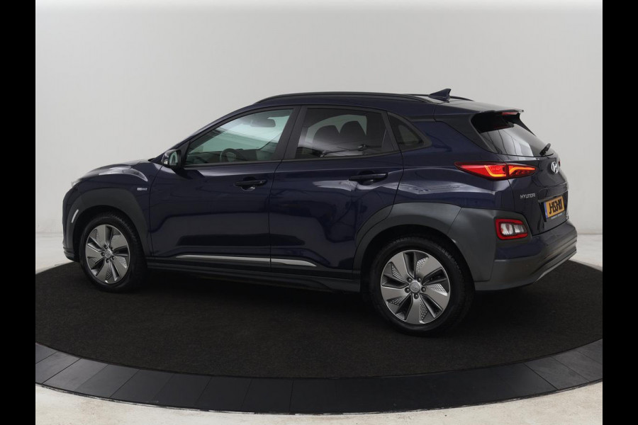 Hyundai Kona EV Premium 64 kWh | 3-Fase | SOH 100% | Leder | Stoelventilatie | Adaptive cruise | Camera | Carplay | Achterbankverwarming | Navigatie | Keyless