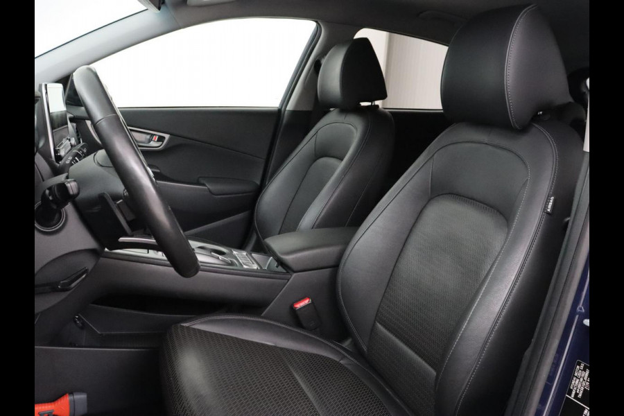 Hyundai Kona EV Premium 64 kWh | 3-Fase | SOH 100% | Leder | Stoelventilatie | Adaptive cruise | Camera | Carplay | Achterbankverwarming | Navigatie | Keyless