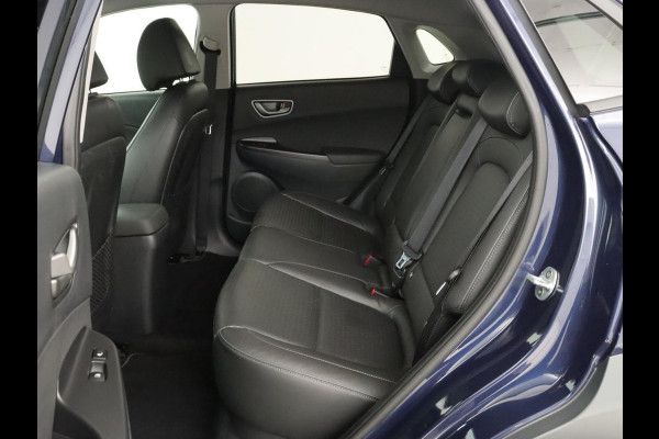 Hyundai Kona EV Premium 64 kWh | 3-Fase | SOH 100% | Leder | Stoelventilatie | Adaptive cruise | Camera | Carplay | Achterbankverwarming | Navigatie | Keyless
