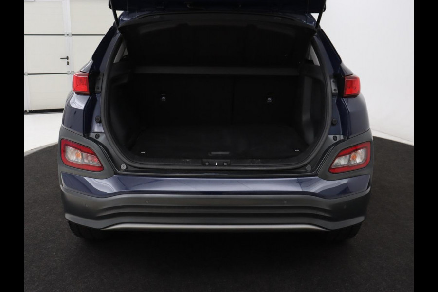 Hyundai Kona EV Premium 64 kWh | 3-Fase | SOH 100% | Leder | Stoelventilatie | Adaptive cruise | Camera | Carplay | Achterbankverwarming | Navigatie | Keyless