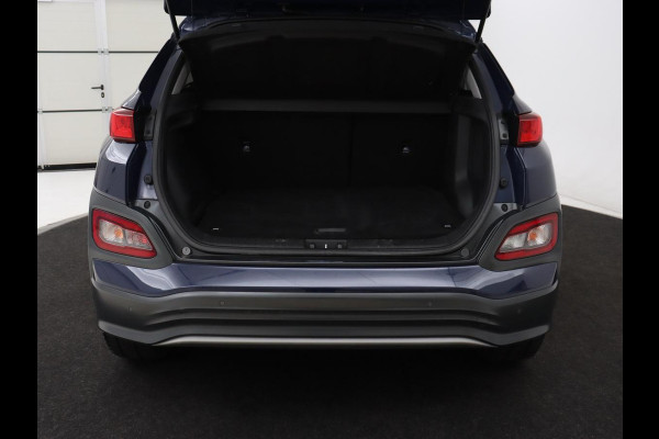 Hyundai Kona EV Premium 64 kWh | 3-Fase | SOH 100% | Leder | Stoelventilatie | Adaptive cruise | Camera | Carplay | Achterbankverwarming | Navigatie | Keyless