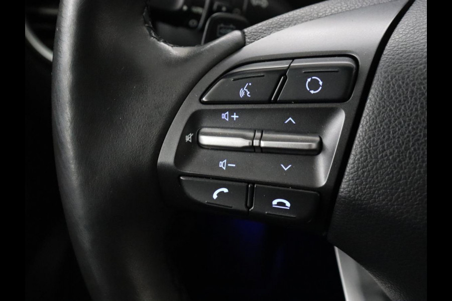 Hyundai Kona EV Premium 64 kWh | 3-Fase | SOH 100% | Leder | Stoelventilatie | Adaptive cruise | Camera | Carplay | Achterbankverwarming | Navigatie | Keyless