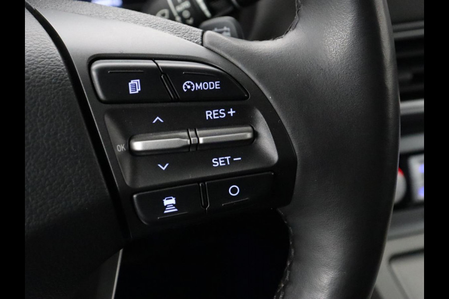 Hyundai Kona EV Premium 64 kWh | 3-Fase | SOH 100% | Leder | Stoelventilatie | Adaptive cruise | Camera | Carplay | Achterbankverwarming | Navigatie | Keyless
