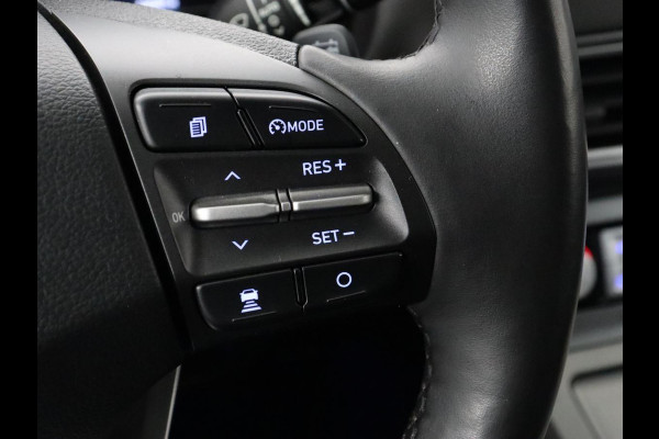 Hyundai Kona EV Premium 64 kWh | 3-Fase | SOH 100% | Leder | Stoelventilatie | Adaptive cruise | Camera | Carplay | Achterbankverwarming | Navigatie | Keyless