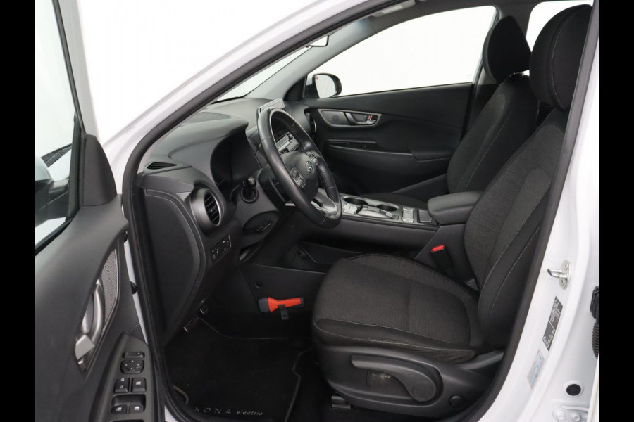 Hyundai Kona EV Comfort 64 kWh | 3-Fase | SOH 98% | Trekhaak | Adaptive cruise | Warmtepomp | Camera | Carplay | Keyless | Navigatie | Climate control